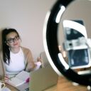 TikTokization Tipps junge Frau filmt Video vor Ringlight